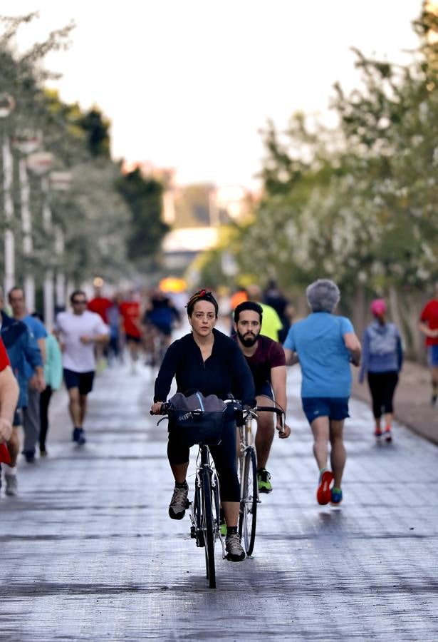 Desescalada Sevilla: Miles de sevillanos toman las calles para hacer deporte