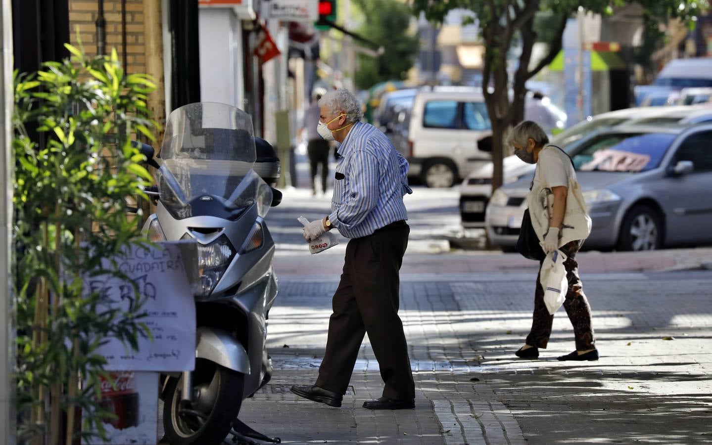 Desescalada Sevilla: Salida de los mayores por las calles de la ciudad