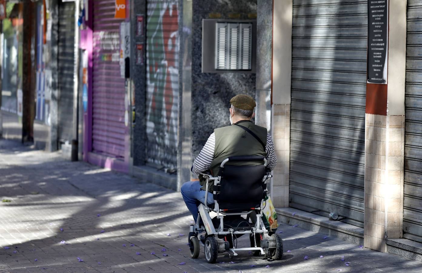 Desescalada Sevilla: Salida de los mayores por las calles de la ciudad