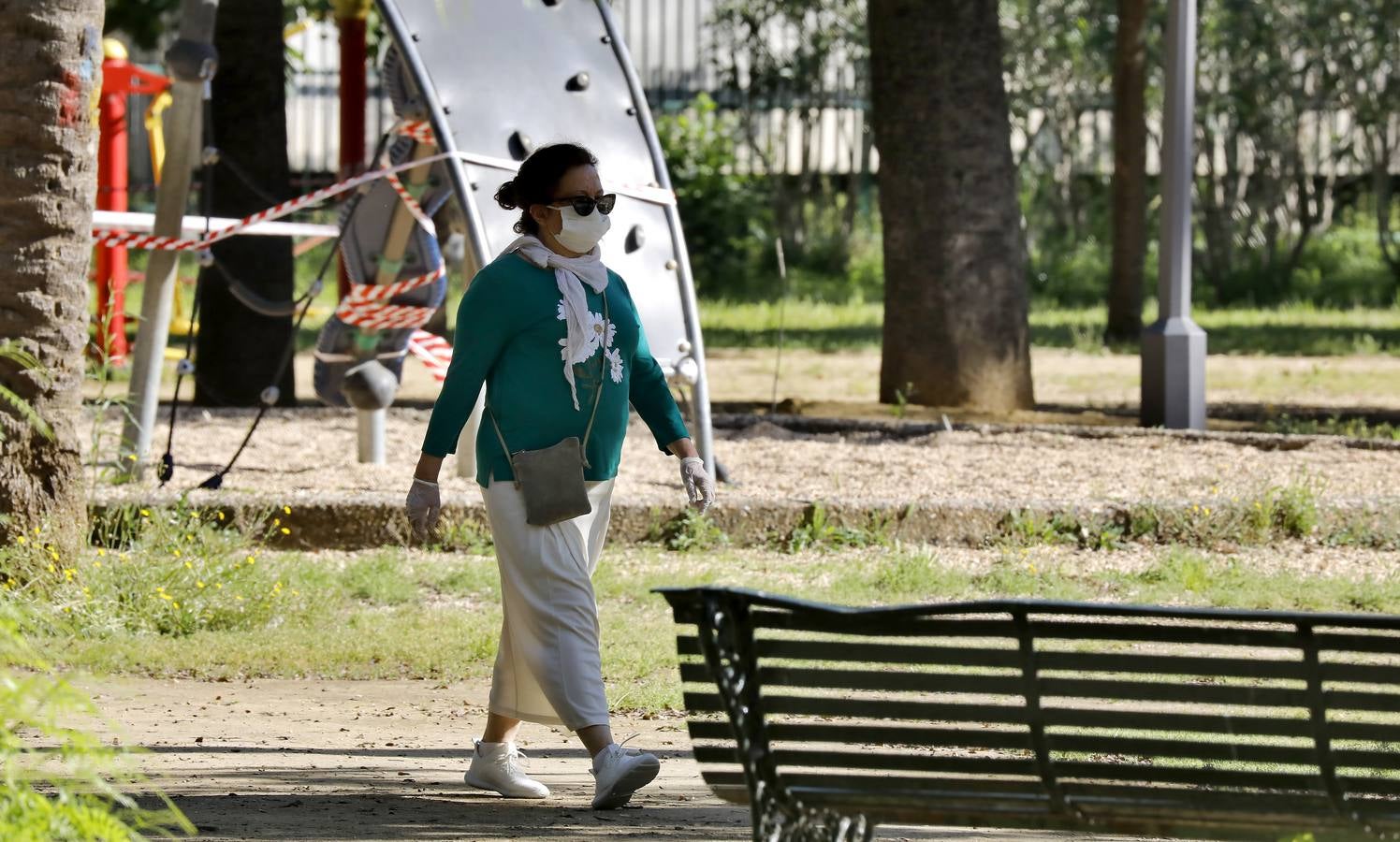 Desescalada Sevilla: Salida de los mayores por las calles de la ciudad