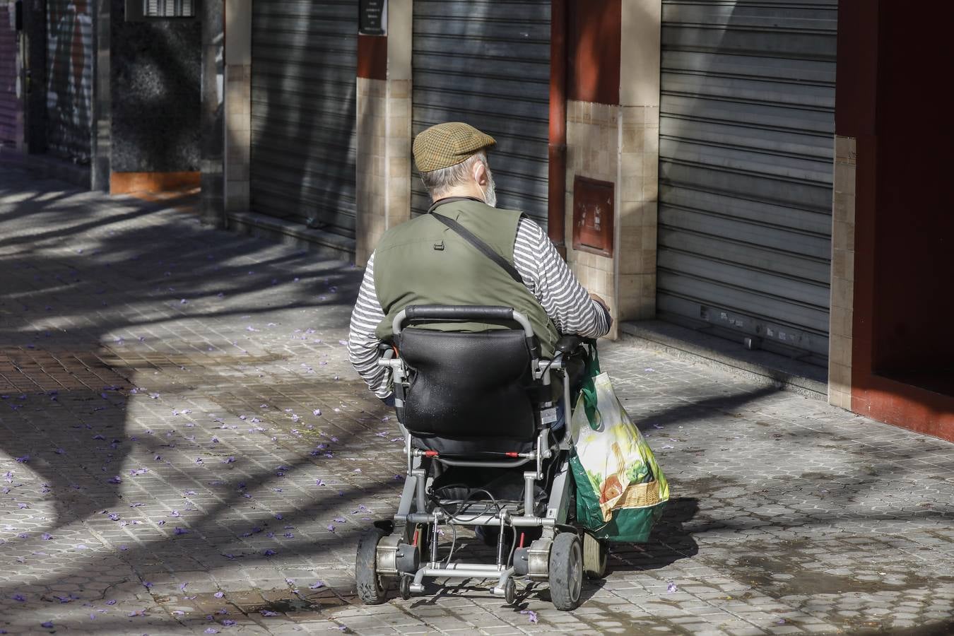 Desescalada Sevilla: Salida de los mayores por las calles de la ciudad