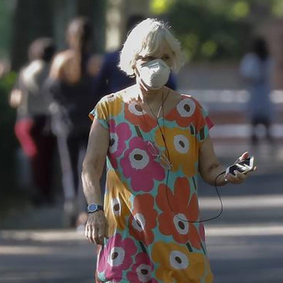 Desescalada Sevilla: Salida de los mayores por las calles de la ciudad