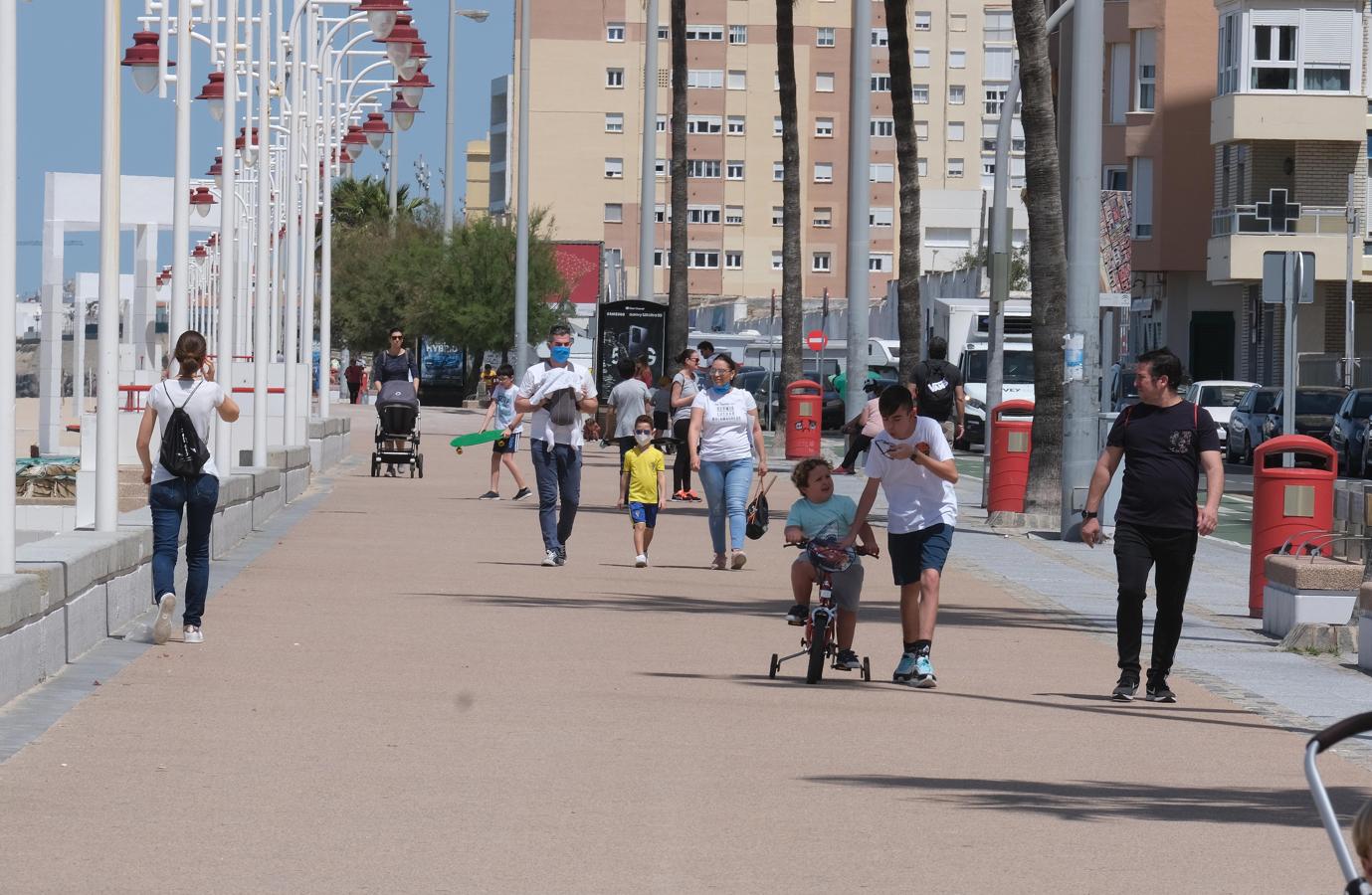 FOTOS: Cádiz disfruta en la calle del segundo día de libertad controlada