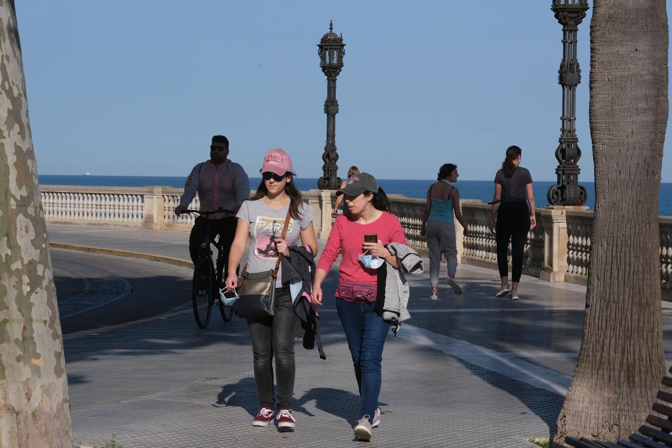 FOTOS: Cádiz disfruta en la calle del segundo día de libertad controlada