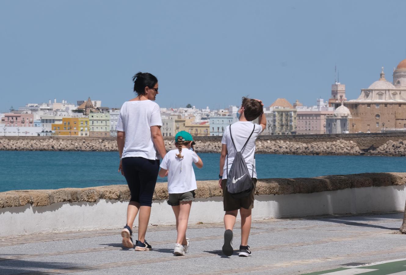 FOTOS: Cádiz disfruta en la calle del segundo día de libertad controlada