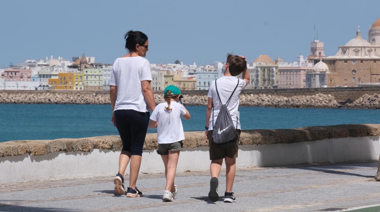 FOTOS: Cádiz disfruta en la calle del segundo día de libertad controlada