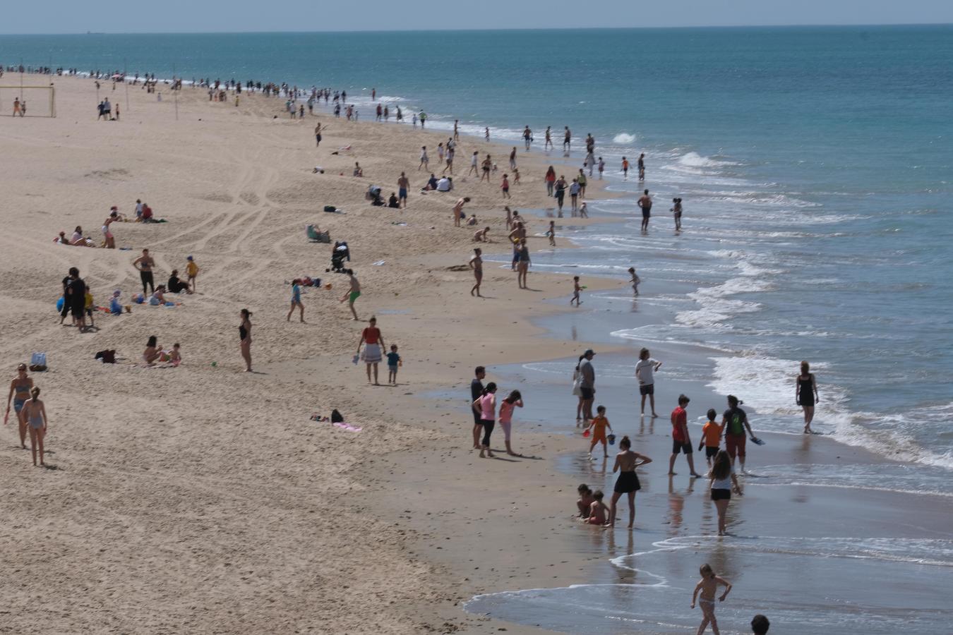 FOTOS: Cádiz disfruta en la calle del segundo día de libertad controlada