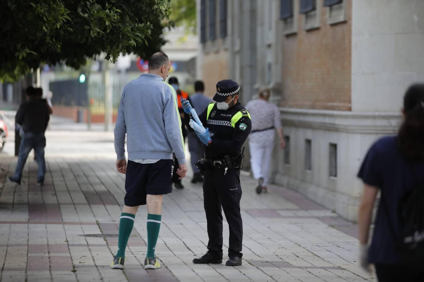 En imágenes, reparto de las mascarillas para el transporte público en Sevilla