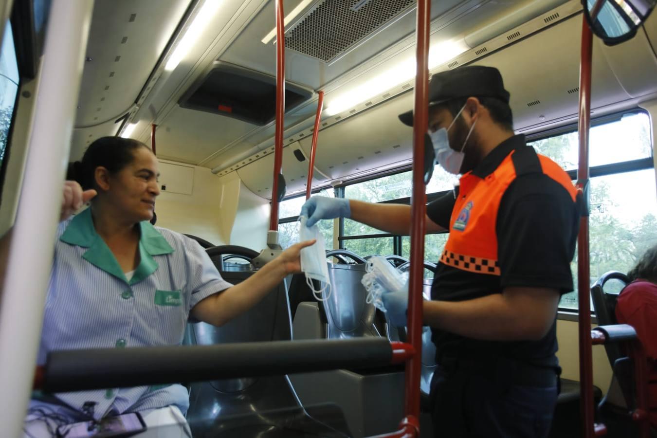 En imágenes, reparto de las mascarillas para el transporte público en Sevilla