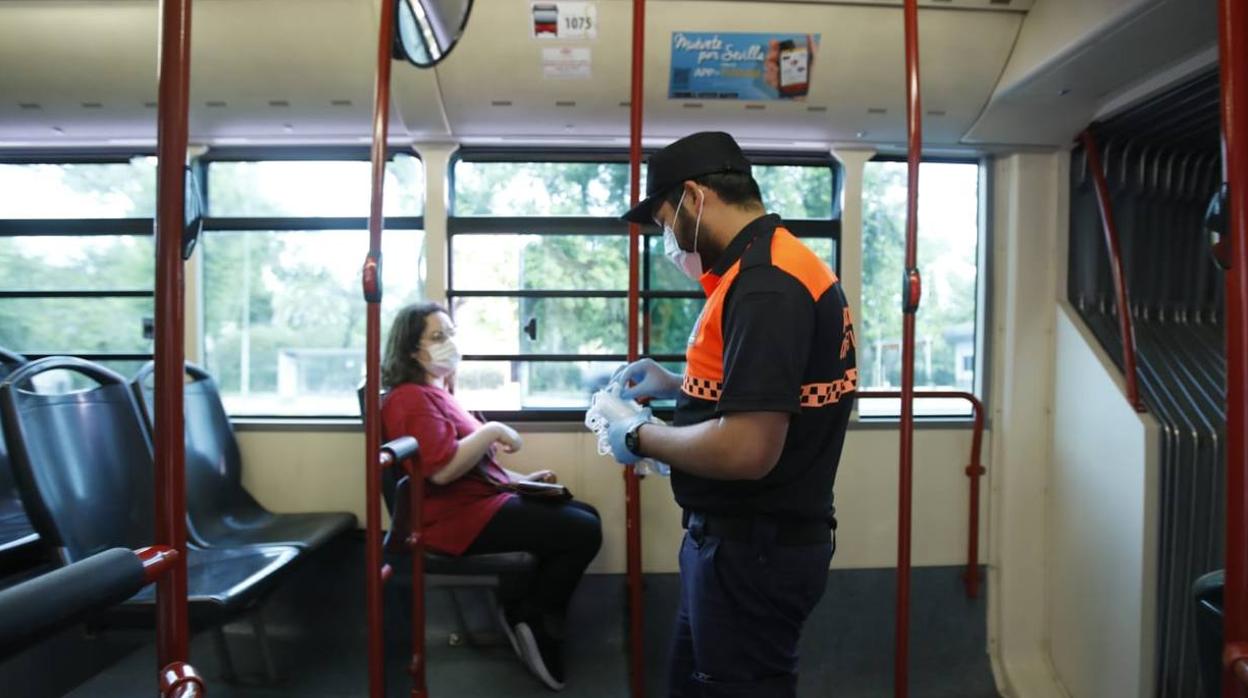 En imágenes, reparto de las mascarillas para el transporte público en Sevilla