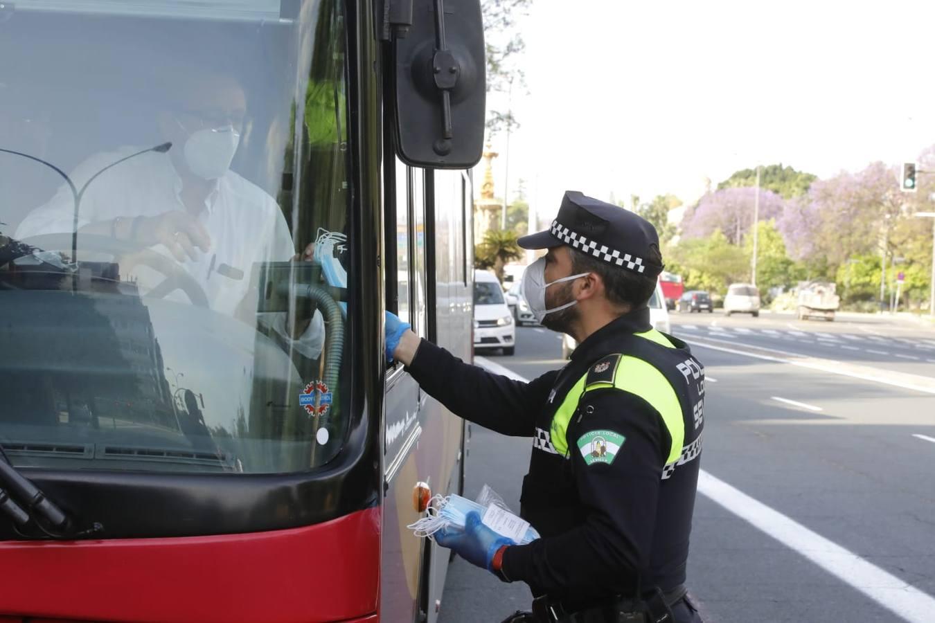 En imágenes, reparto de las mascarillas para el transporte público en Sevilla