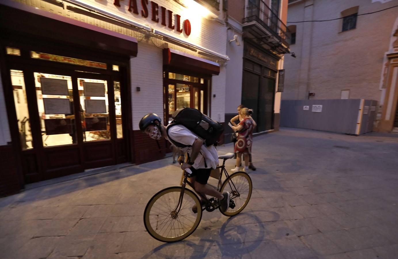 Algunos bares y restaurantes comienzan a servir comida en Sevilla