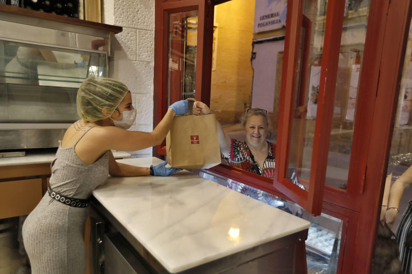 Algunos bares y restaurantes comienzan a servir comida en Sevilla