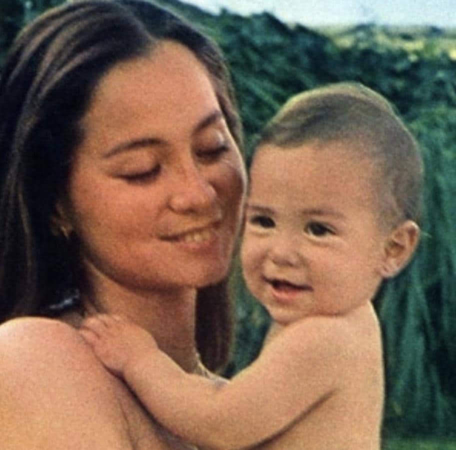 Tamara Falcó, en brazos de su madre, cuando era un bebé