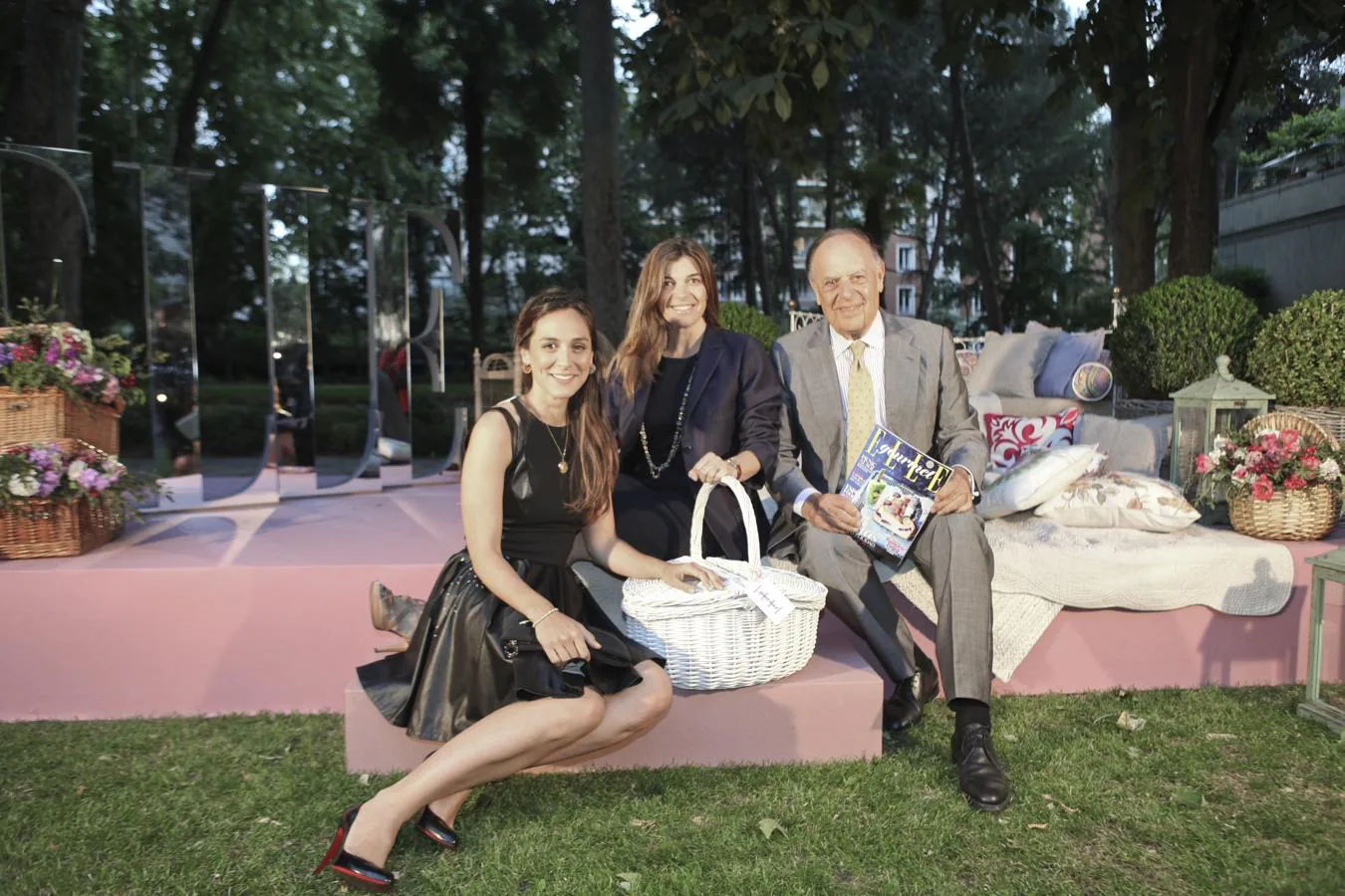 Carlos Falcó posa junto a dos de sus hijas, Tamara y Sandra