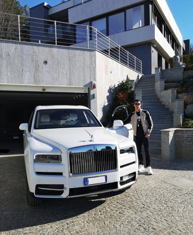 Garaje "deluxe". No son pocas las ocasiones en las que el futbolista muestra orgulloso su casa en las redes sociales. En la imagen lo vemos junto a su Rolls Royce, uno de sus coches favoritos que custodia en el garaje junto con otros automóviles de lujo entre los que figuran varios Porsche y Ferrari.