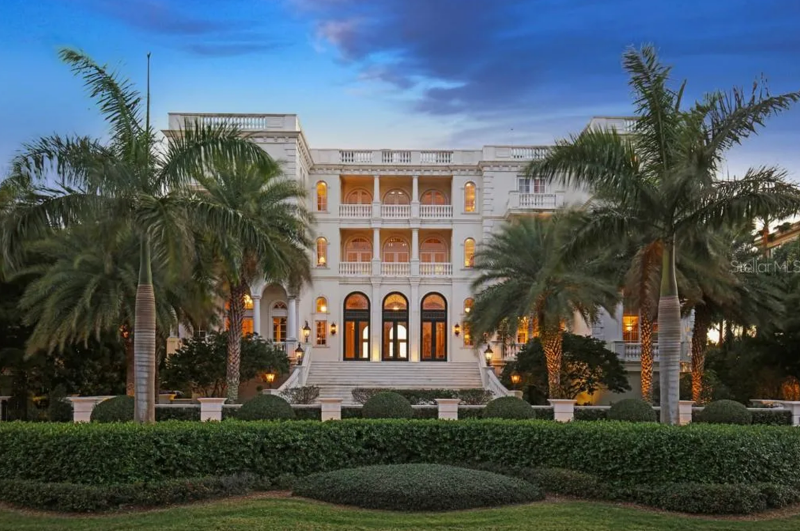 2.The Most Serene, Longboat Key, Florida. Situado en el codiciado Longboat Key está The Most Serene, una oda a la majestuosidad de la Venecia renacentista. Esta palaciega propiedad con vistas al mar es una obra de arte en sí misma.
