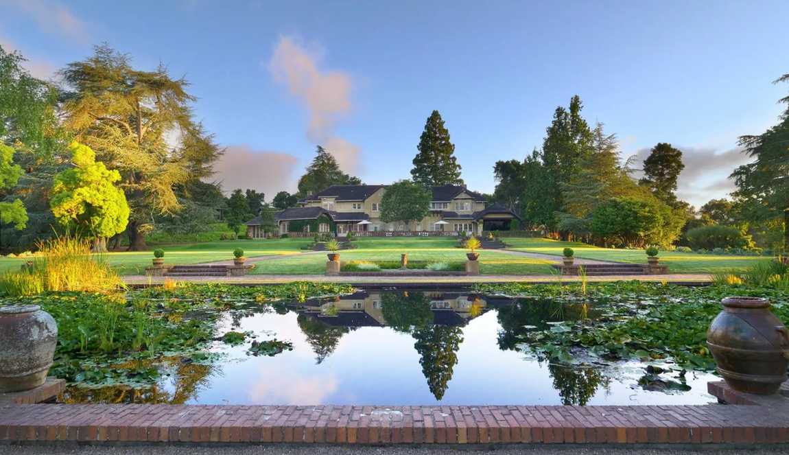 3.Green Gables, Woodside, California. Esta obra arquitectónica de 1911 -que ha permanecido intacta desde entonces- puede presumir de ubicación, en el corazón de Green Gables, donde su exuberante naturaleza la convierte en un auténtico oasis de paz. La propiedad cuenta con 30.000 metros cuadrados.