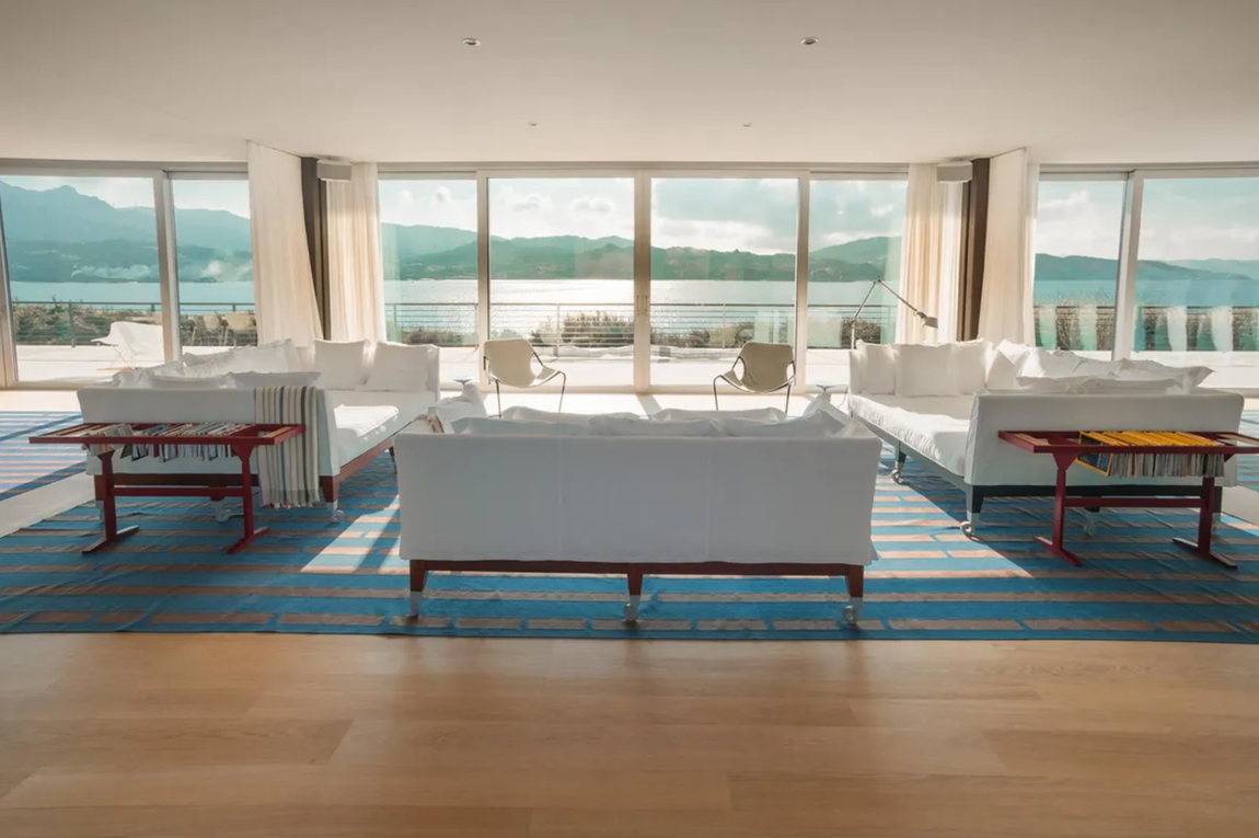 The Peninsula Estate, Porto Cervo, Cerdeña. La propiedad cuenta con una casa principal y otra de huéspedes independiente para mayor privacidad, ambas integradas a la perfección en el entorno natural.