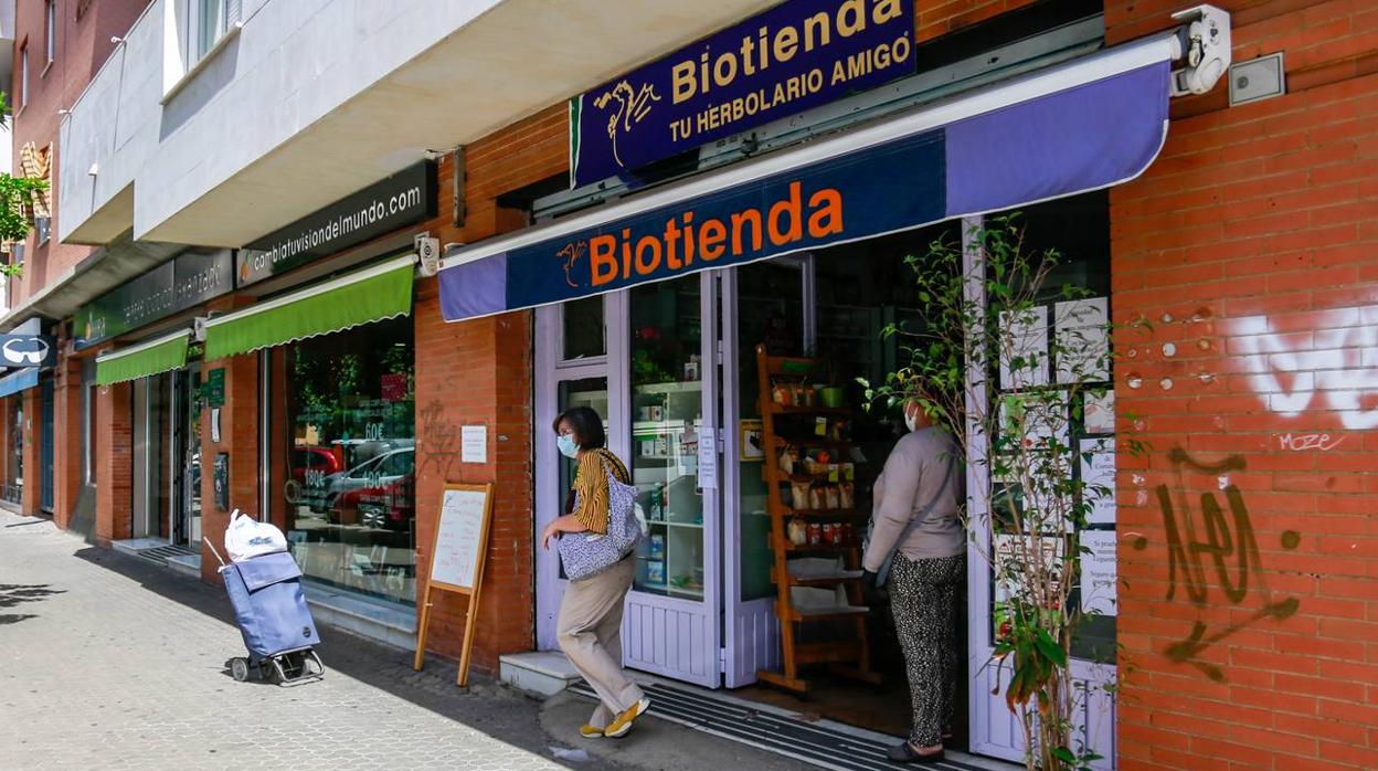 «Desescalada» en Sevilla: los comercios van abriendo sus puertas