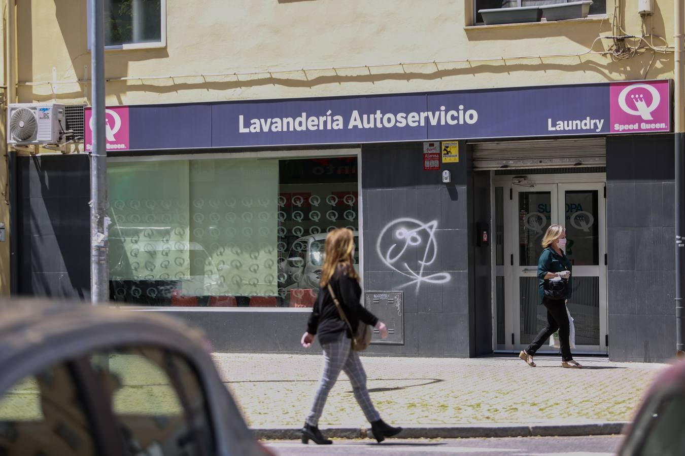 «Desescalada» en Sevilla: los comercios van abriendo sus puertas