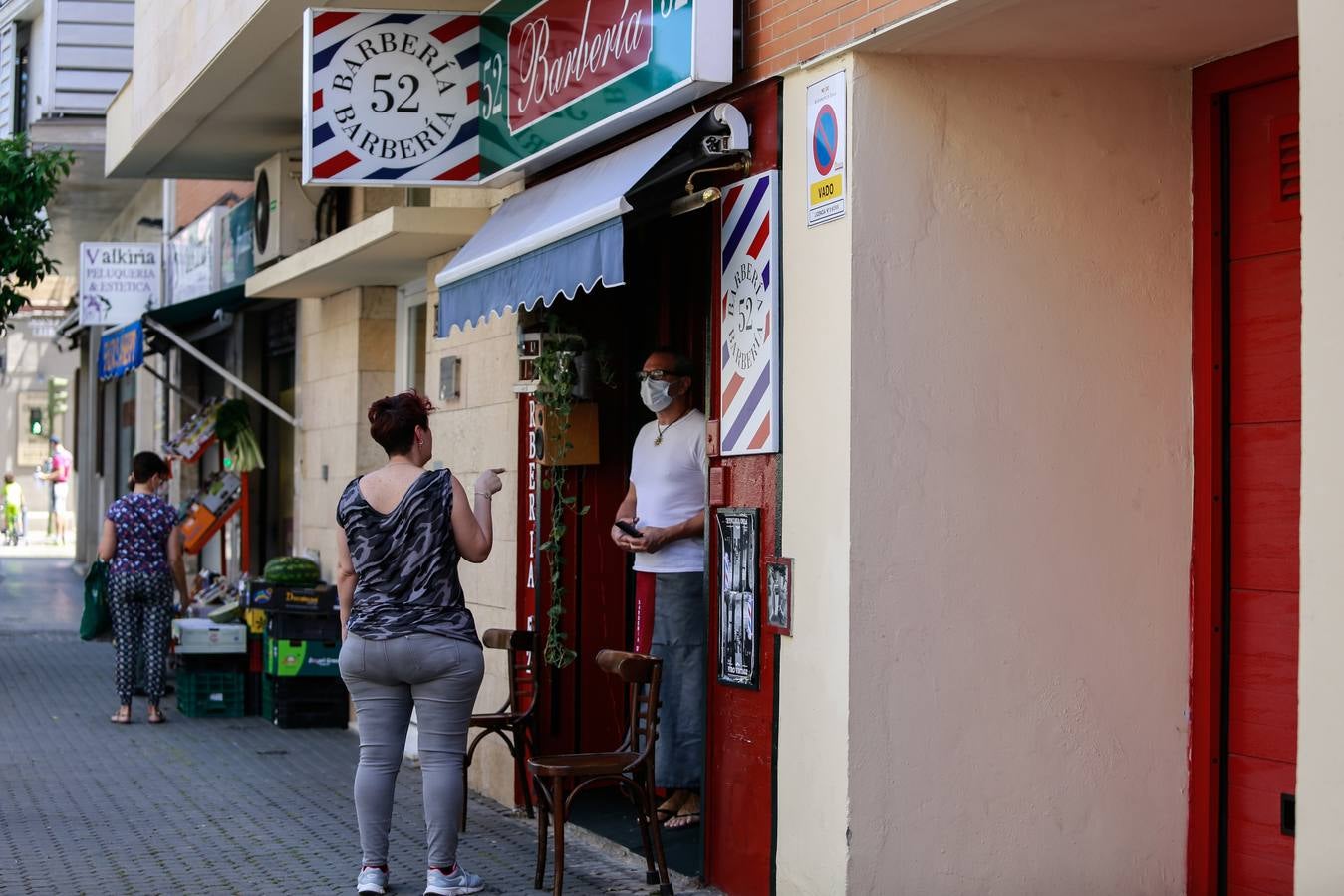 «Desescalada» en Sevilla: los comercios van abriendo sus puertas