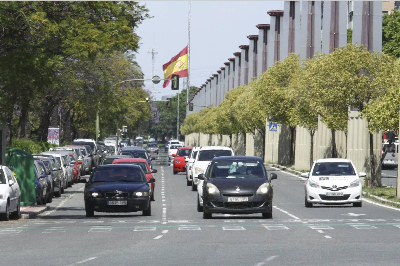 Los coches vuelven a tomar las calles de Sevilla