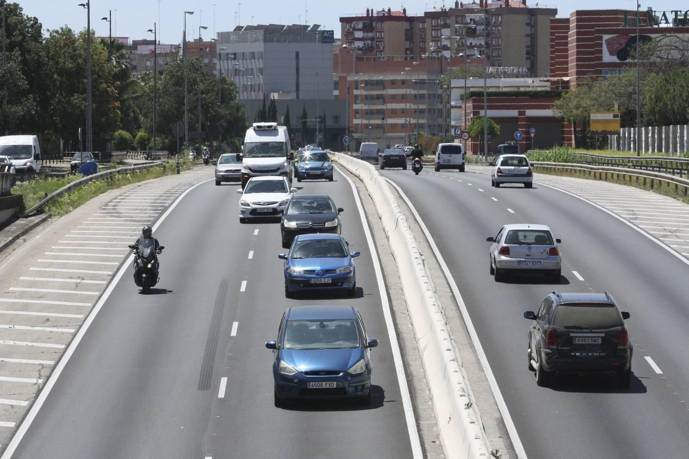 Los coches vuelven a tomar las calles de Sevilla