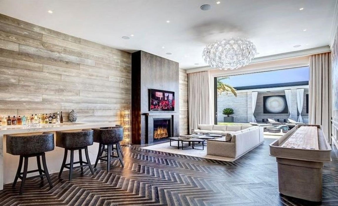 Su hermana y su ex, sus nuevos vecinos. Aunque su relación con el rapero y padre de su hija Travis Scott finalizó hace casi un año, siguen manteniendo una relación muy estrecha y de hecho es uno de sus vecinos, igual que su hermana Kendall.