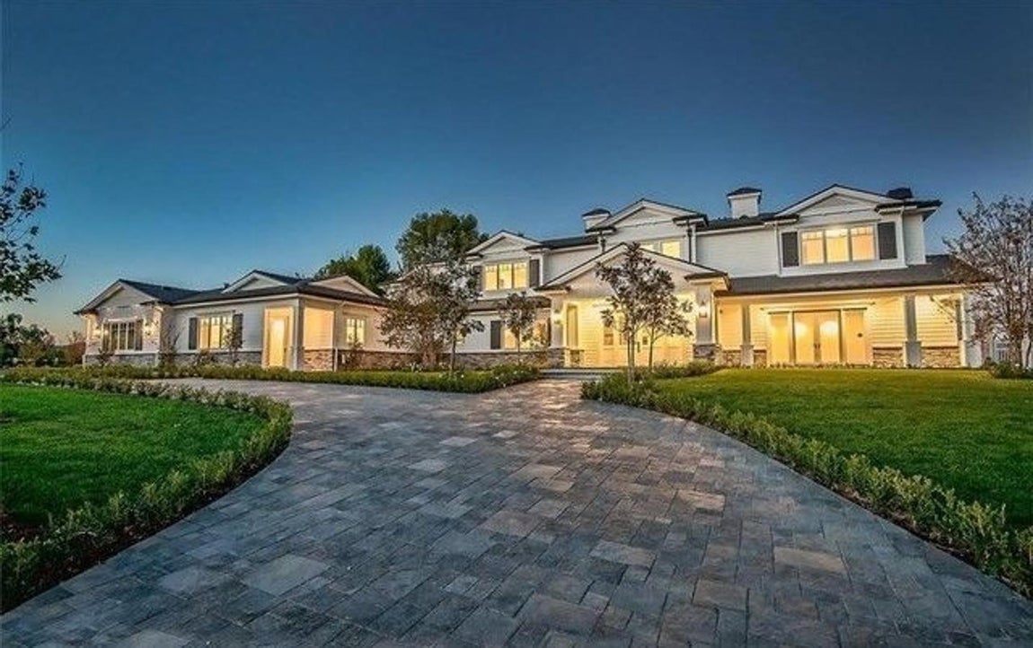 Una mansión de 34 millones de euros. La empresaria se mudó hace apenas dos semanas a su nueva residencia y no duda en compartir en las redes sociales imágenes en las que poco a poco desvela los rincones más exclusivos de su casa. Una mansión en Holmby Hills, al oeste de Los Ángeles cuya extensión supera los 1.800 metros cuadrados.