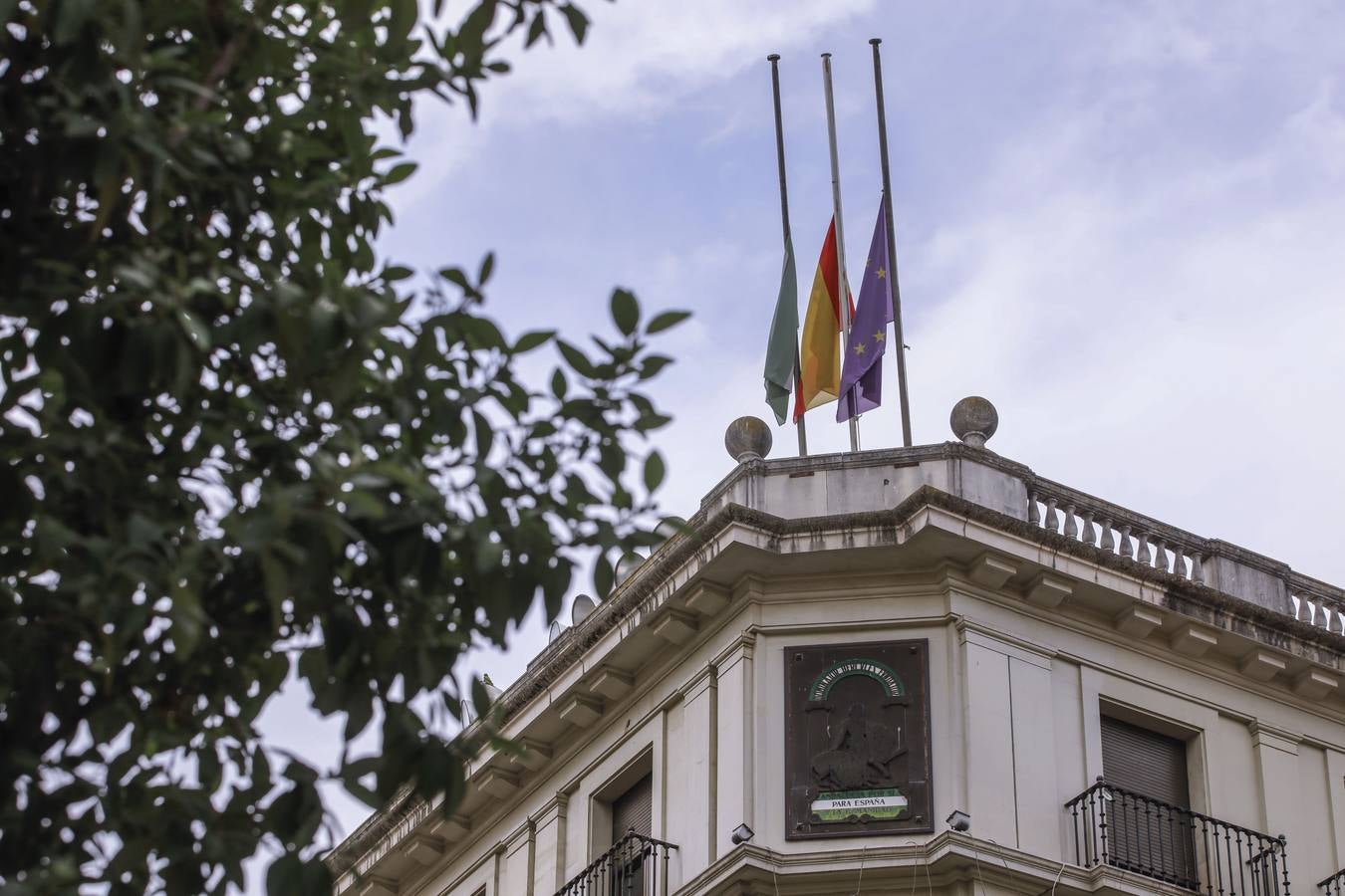 Las banderas ondean a media asta en Sevilla en señal de luto