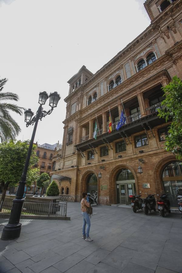 Las banderas ondean a media asta en Sevilla en señal de luto