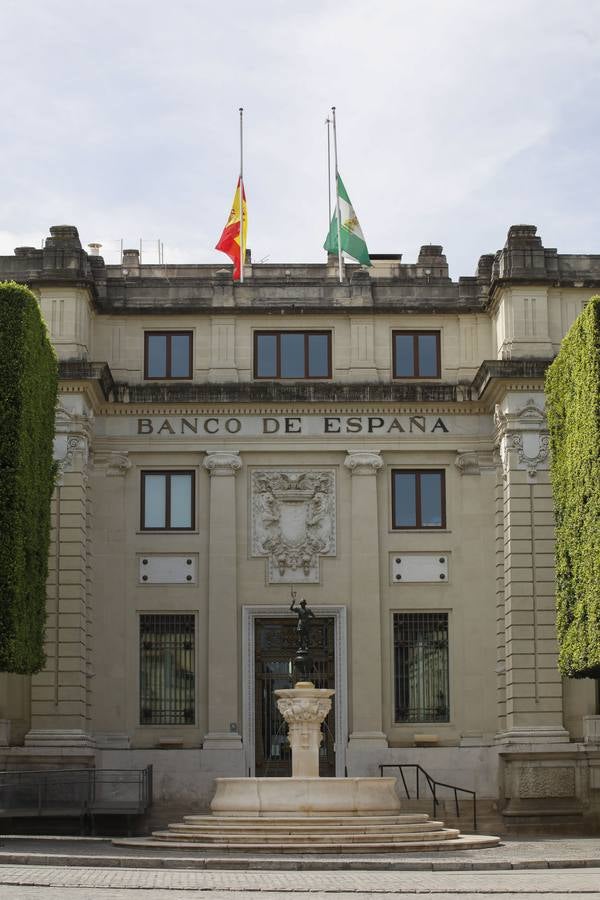 Las banderas ondean a media asta en Sevilla en señal de luto