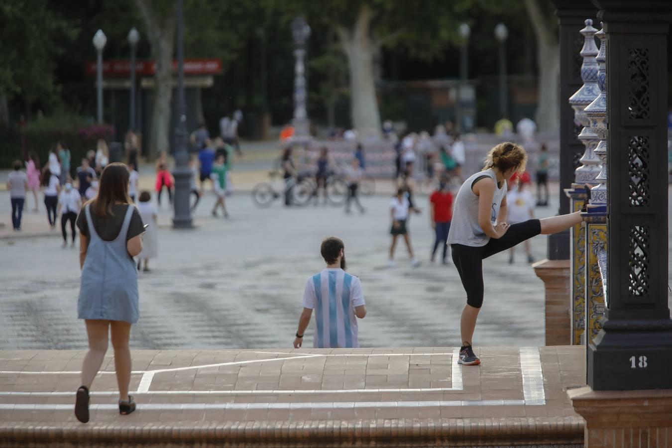 Deportistas y paseantes toman las calles de una Sevilla desescalada