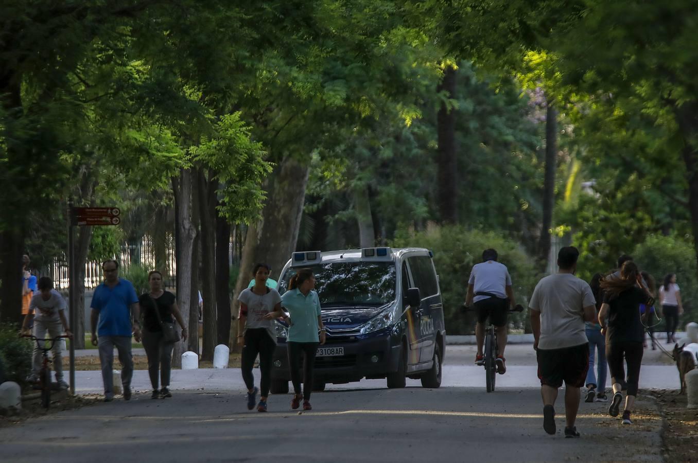 Deportistas y paseantes toman las calles de una Sevilla desescalada