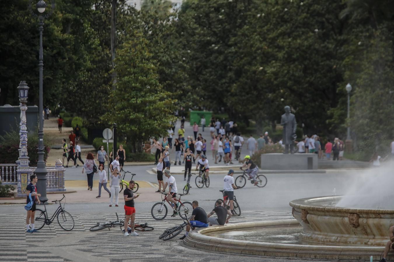 Deportistas y paseantes toman las calles de una Sevilla desescalada