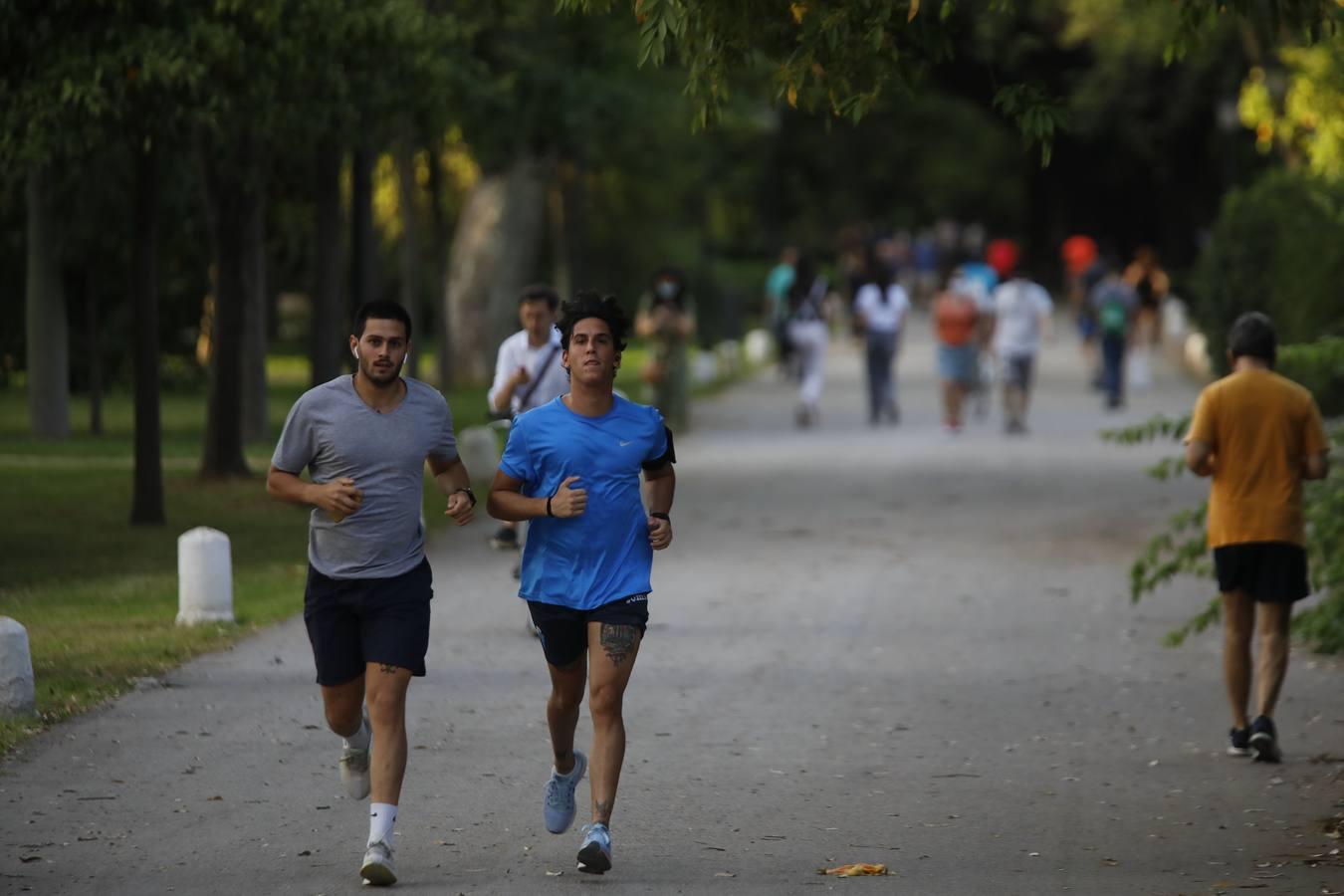 Deportistas y paseantes toman las calles de una Sevilla desescalada