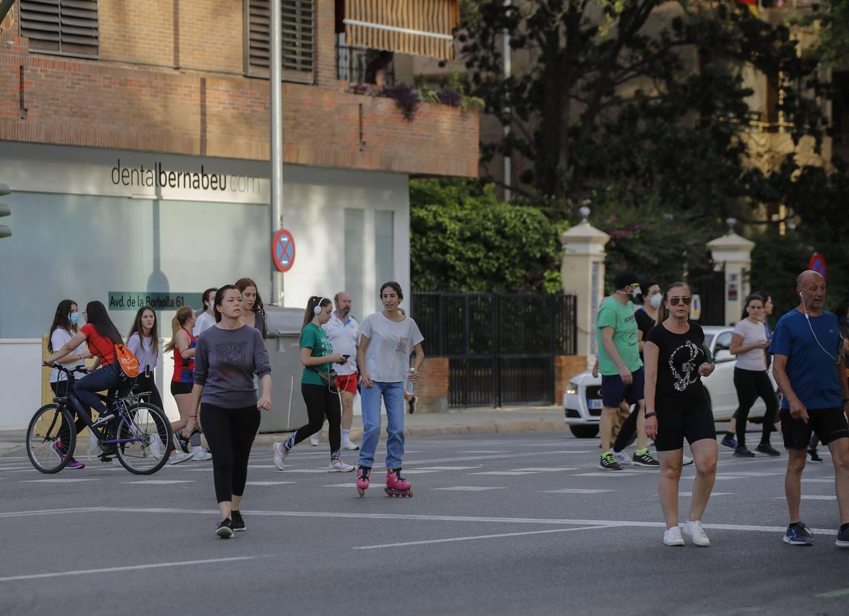 Deportistas y paseantes toman las calles de una Sevilla desescalada