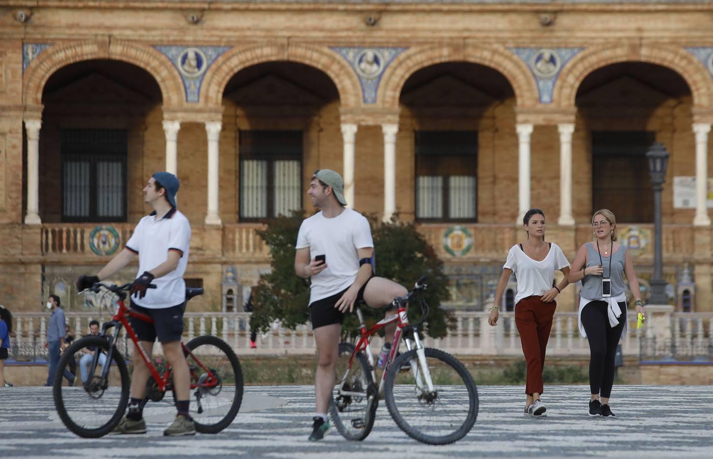 Deportistas y paseantes toman las calles de una Sevilla desescalada