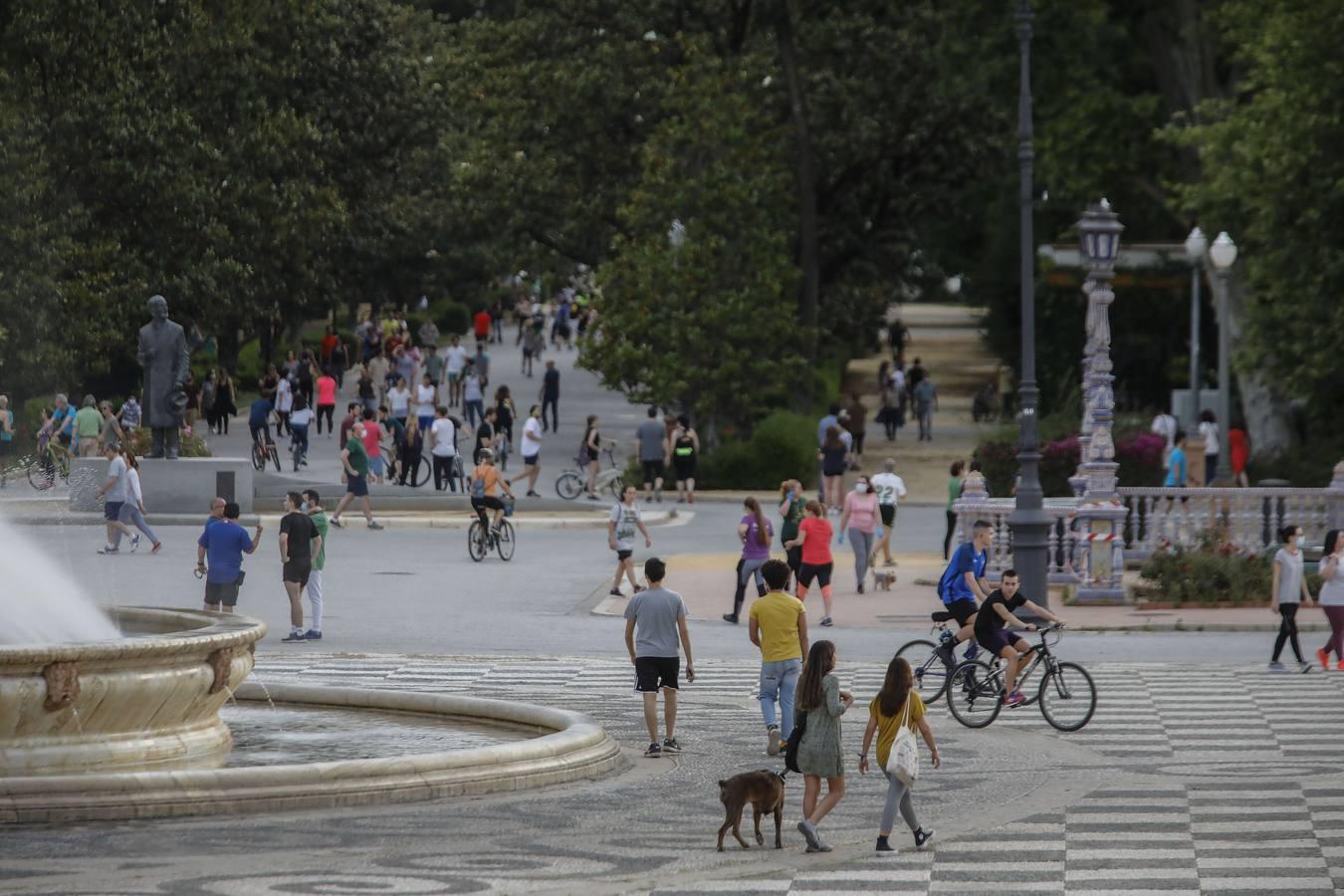 Deportistas y paseantes toman las calles de una Sevilla desescalada