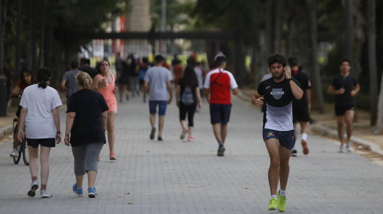 Deportistas y paseantes toman las calles de una Sevilla desescalada