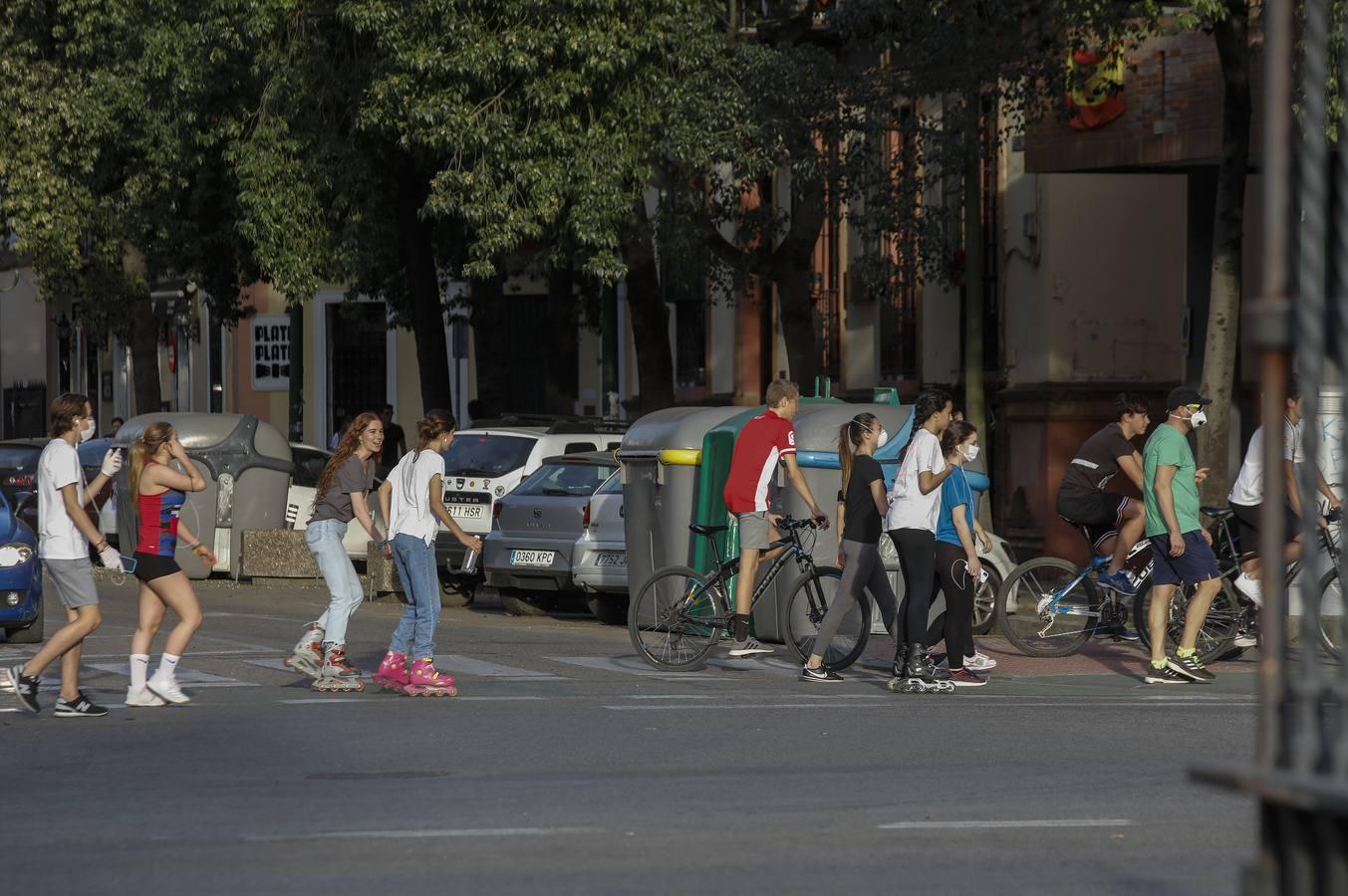 Deportistas y paseantes toman las calles de una Sevilla desescalada