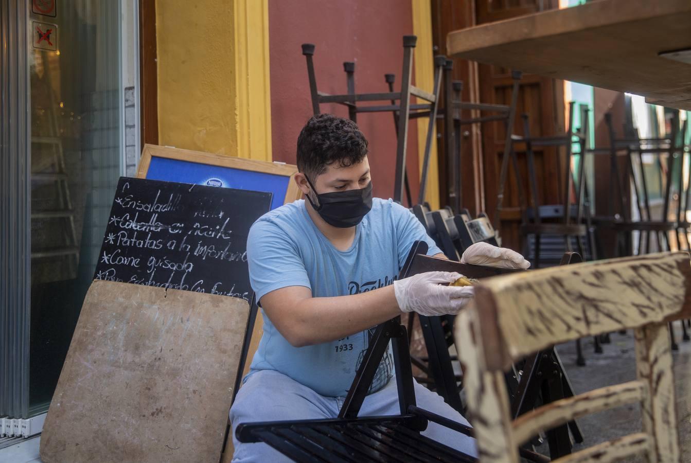 Los comercios de Sevilla se preparan para abrir sus puertas