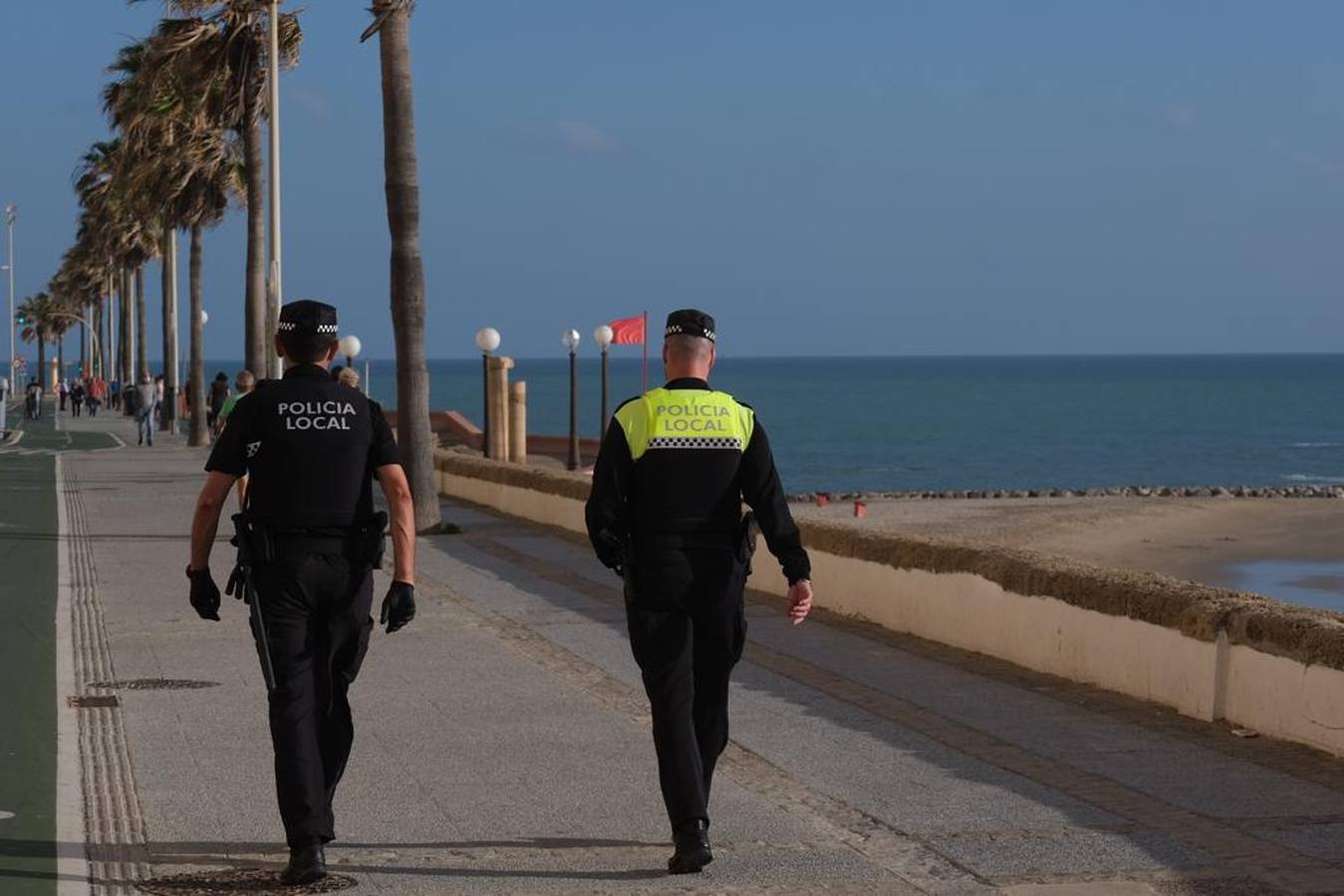 FOTOS: Agentes vigilan que no se practique surf por la tarde en Cádiz