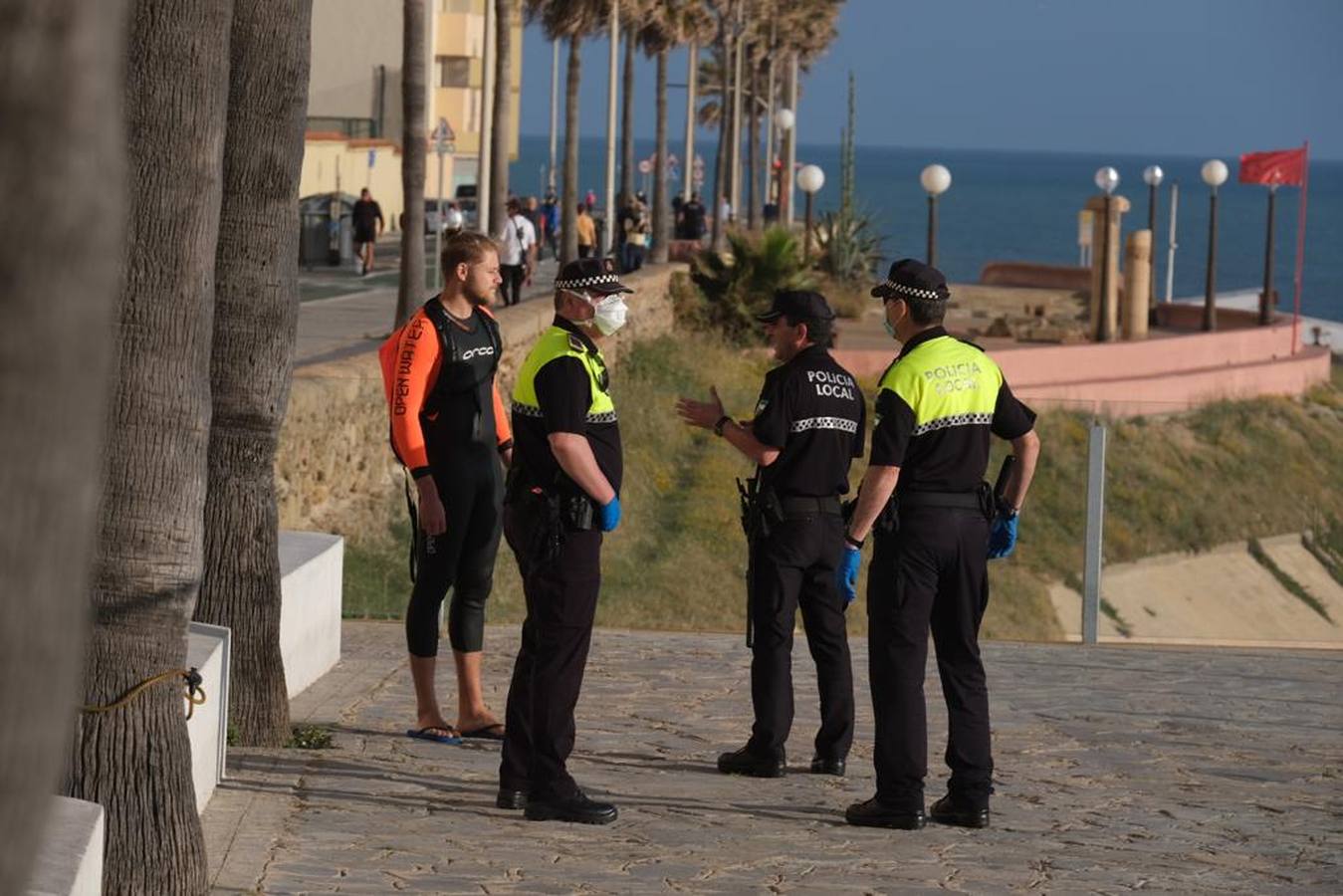 FOTOS: Agentes vigilan que no se practique surf por la tarde en Cádiz