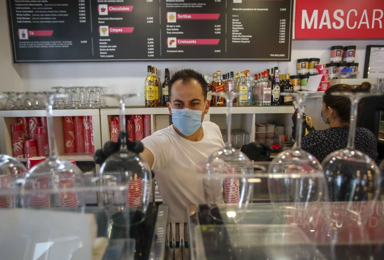 Bares y comercios se preparan para abrir este lunes en Sevilla