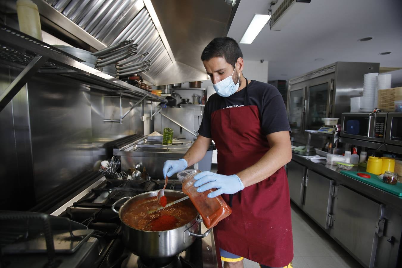 Bares y comercios se preparan para abrir este lunes en Sevilla