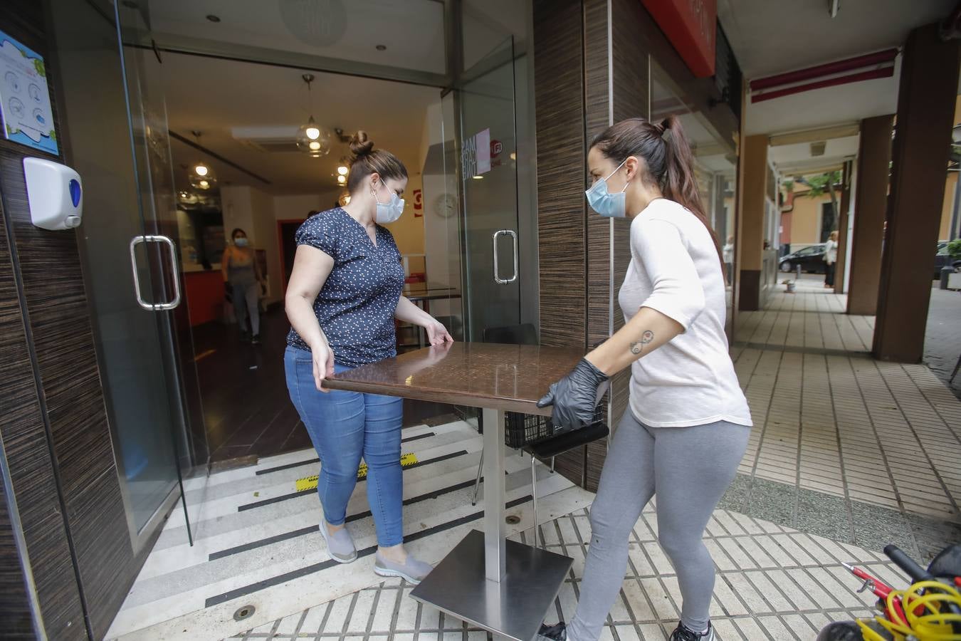 Bares y comercios se preparan para abrir este lunes en Sevilla