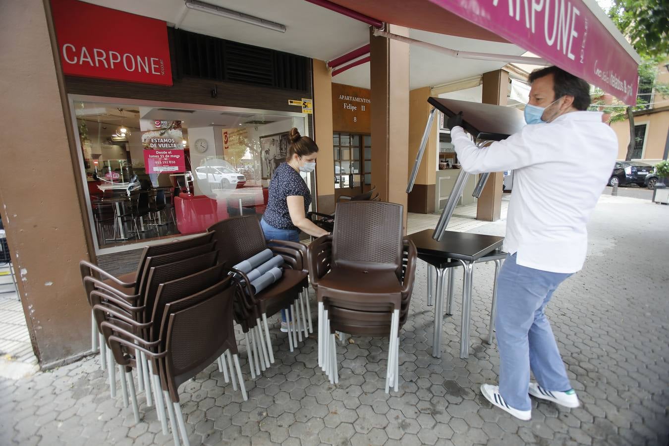 Bares y comercios se preparan para abrir este lunes en Sevilla