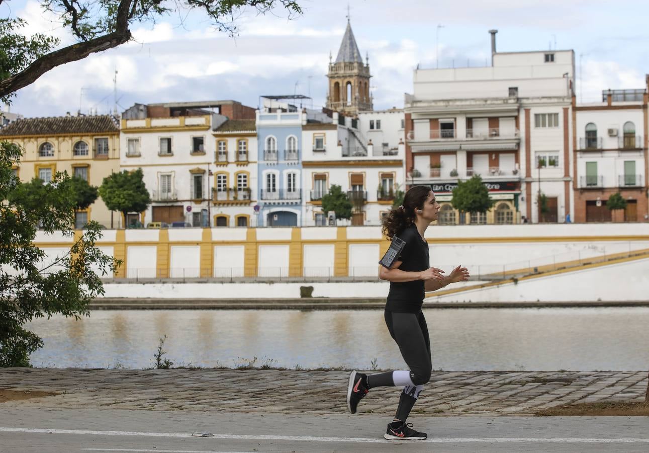 Sevilla, tomada por paseantes y deportistas